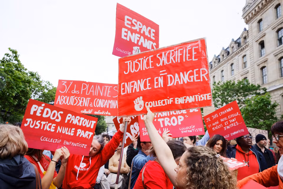 Photo manifestation loi intégrale Le Monde